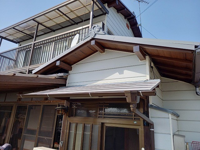 玄関の庇屋根と雨樋